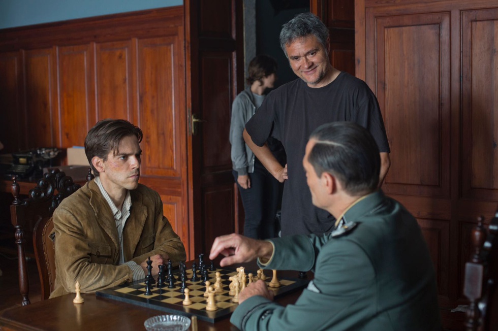 Marc Clotet (Diego) y Stefan Weinart (Coronel Maier) en un momento del rodaje, junto al director, Luis Oliveros