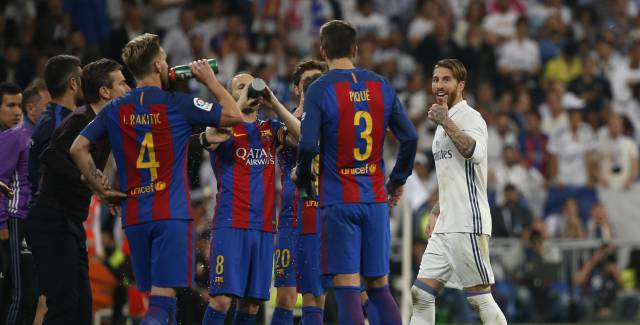 Sergio Ramos se encara con Piqué después de la expulsión.
