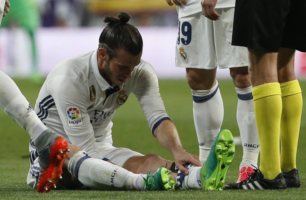Bale, tras lesionarse en el clásico del Bernabéu.