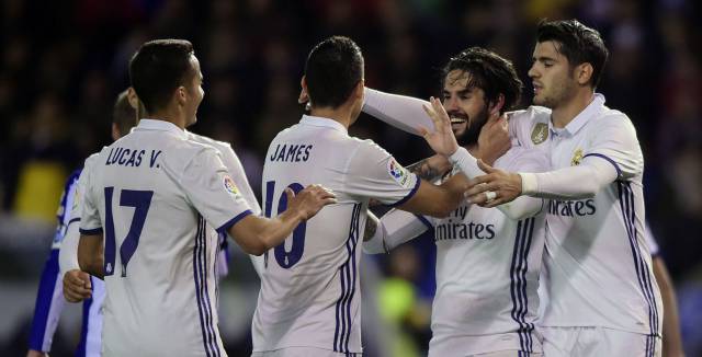 Lucas, James, Isco y Morata celebran un gol.