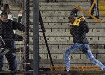 Enfrentarmientos entre las hinchadas de Palmeiras y Peñarol durante el partido de Copa Libertadores en Montevideo.