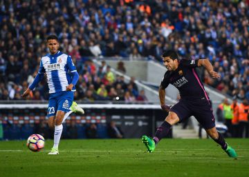 El Barça s’imposa a l’Espanyol amb gols de Suárez i Rakitic