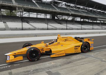 Fernando Alonso rueda por primera vez en Indianápolis: “De momento el coche me conduce a mí” Fernando Alonso rueda por primera vez en Indianápolis: “De momento el coche me conduce a mí”