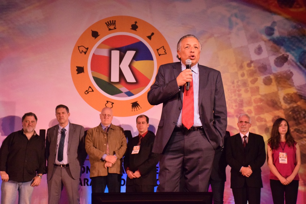 En primer plano, Hiquíngari Carranza, presidente de la Fundación Kaspárov Iberoamérica. Detrás de izquierda a derecha, Alejandro Oliva, Miguel Illescas, Leontxo García, Juan Blanco, Juan Luis Jaureguiberry y Marta Amigó