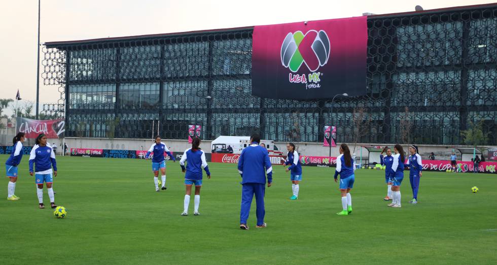 Las jugadoras de Cruz Azul durante un entrenamiento