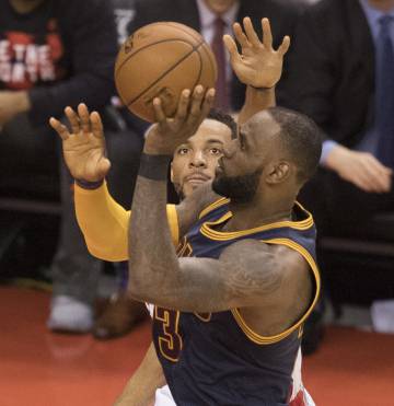 Los Spurs sucumben en Houston y LeBron barre en Toronto