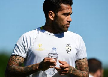 Daniel Alves, um excêntrico na sociedade mais sensata Daniel Alves, um excêntrico na sociedade mais sensata