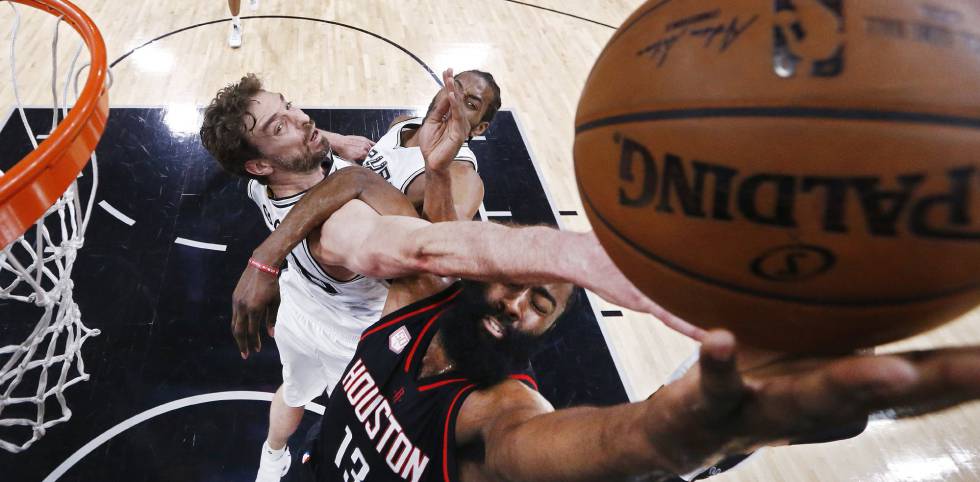 Pau Gasol intenta evitar la canasta de Harden.
