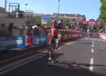 Luka Pibernik celebra el triunfo de la quinta etapa una vuelta antes del final Luka Pibernik celebra el triunfo de la quinta etapa una vuelta antes del final