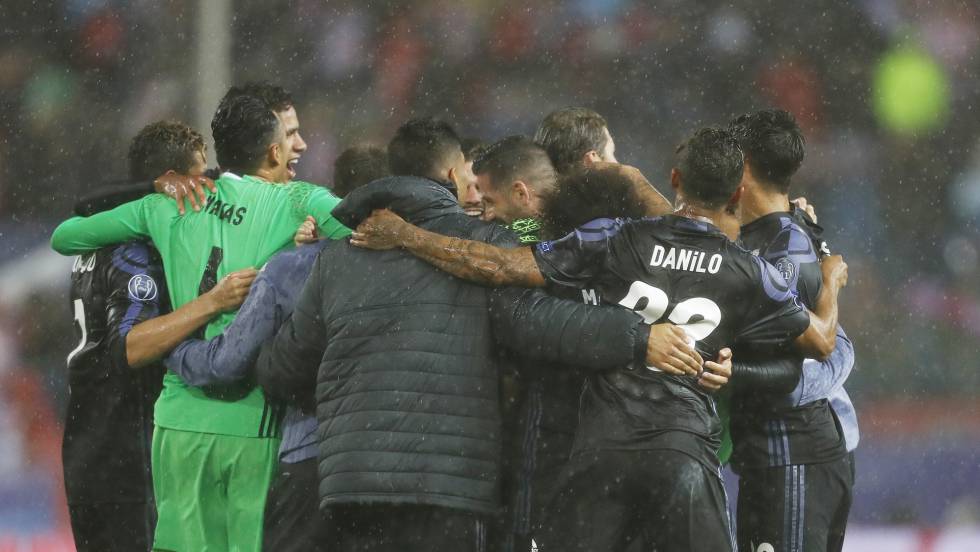 La piña de los jugadores del Madrid tras conseguir el pase a la final de Cardiff. 