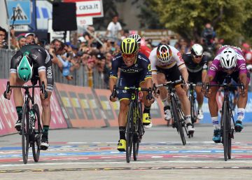 Triunfo de Caleb Ewan en el sprint de Alberobello Triunfo de Caleb Ewan en el sprint de Alberobello