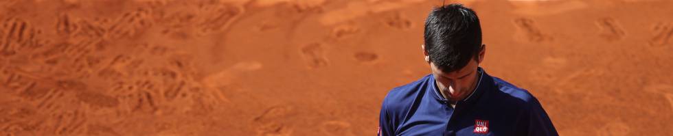 Djokovic, cabizbajo, durante el encuentro de semifinales.