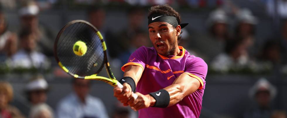 Nadal devuelve la pelota de revés, ayer en la Caja Mágica.
