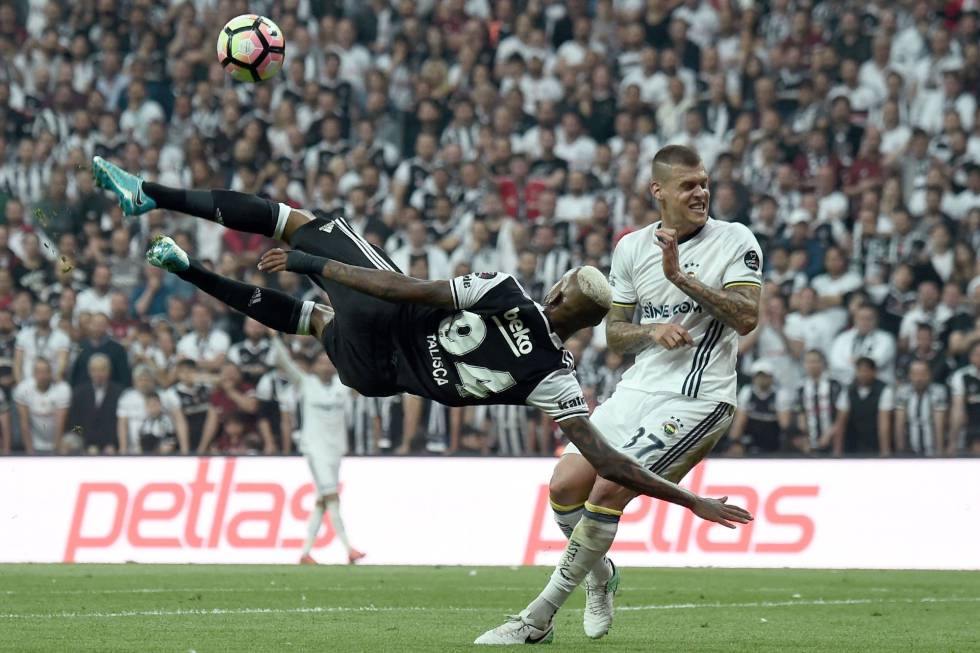 Chute de Talisca, do Besiktas, contra Martin Skrtel, zagueiro do Fenerbahce.