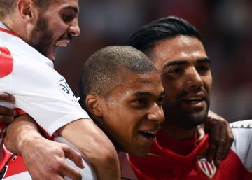 Mbappe celebra un gol con sus compañeros.