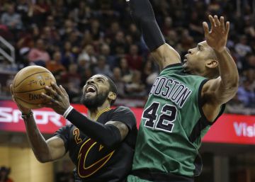 Kyrie Irving (i) y Al Horford durante un juego en 2016