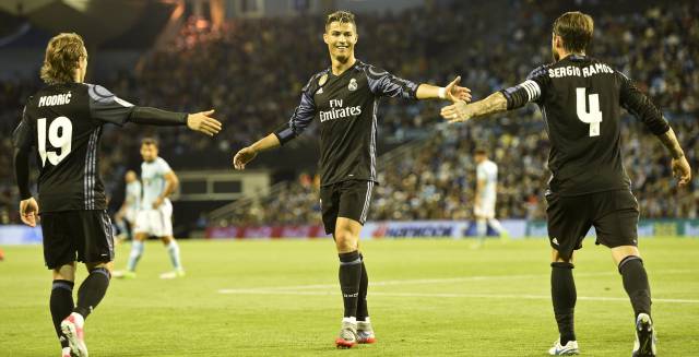 Cristiano celebra su gol con Modric y Ramos.