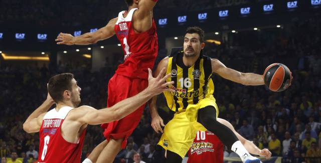 Sloukas pasa el balón ante Birch y Papapetrou.