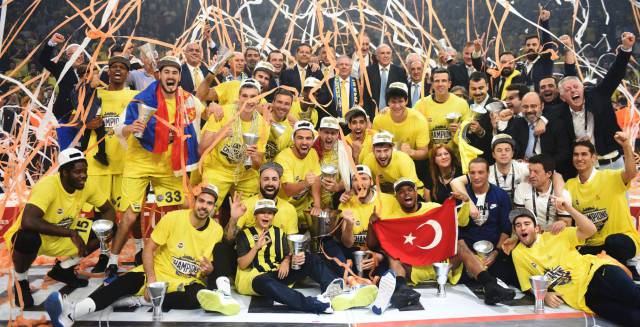 Los jugadores del Fenerbahçe celebran el título