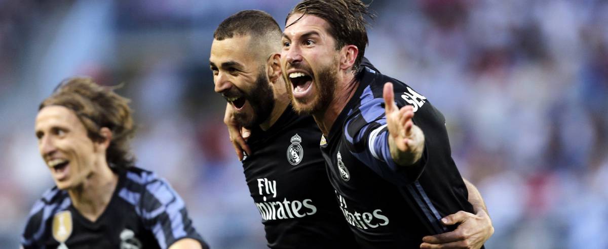 Modric, Benzema y Ramos celebran el segundo gol del Madrid al Málaga.