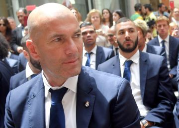 Zidane, en la sede de la Comunidad de Madrid. Detrás, Benzema y Varane.