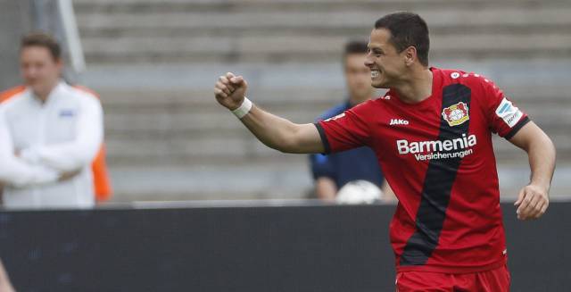 Chicharito celebra un gol con el Leverkusen.