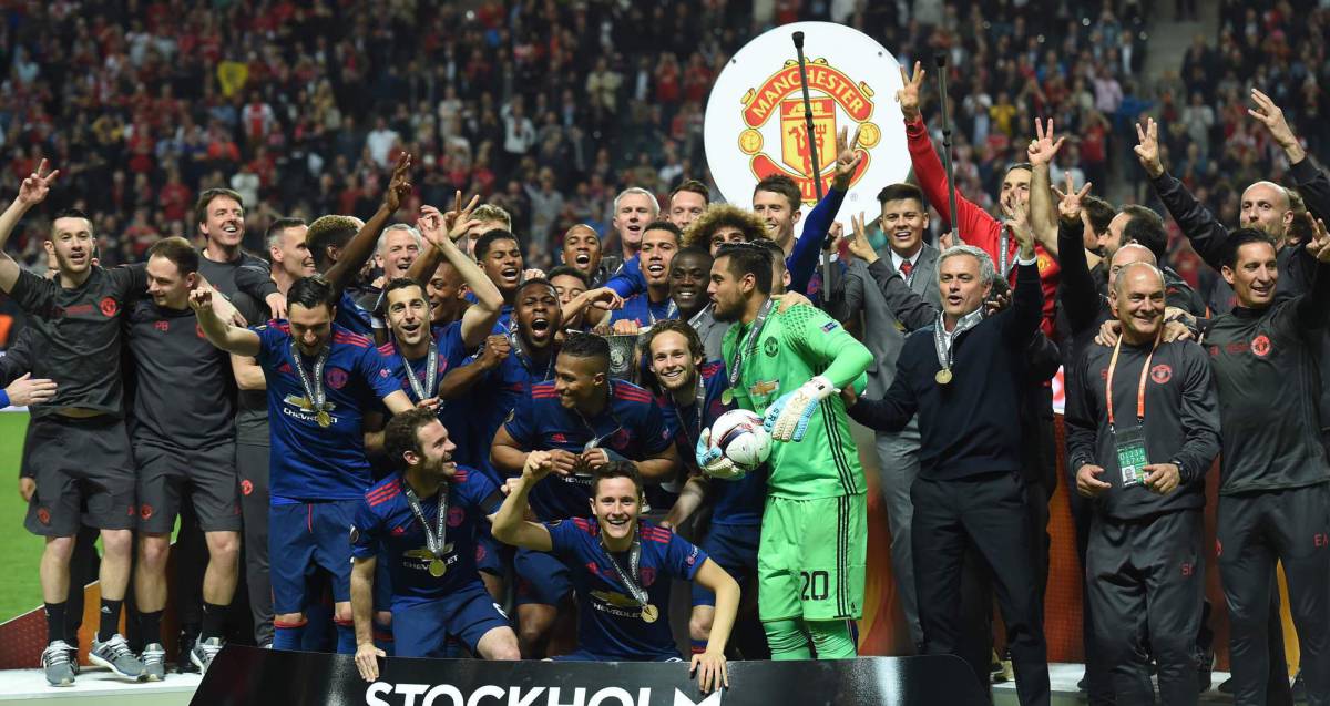 Mourinho posa con los jugadores del Manchester en la celebración.