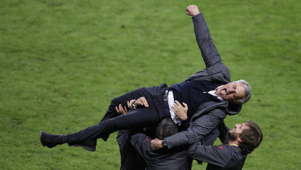 Mourinho celebra su victoria en la final de la Europa League