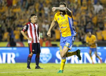 Los Tigres logran un empate 'in extremis' frente a las Chivas (2-2)