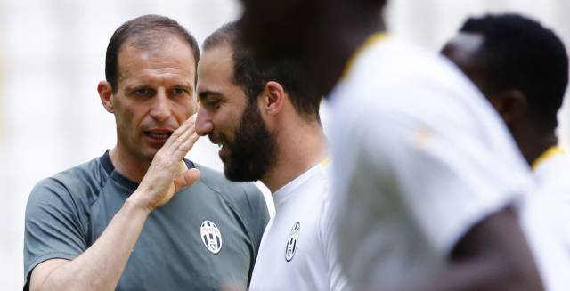 Higuain conversa con Allegri.