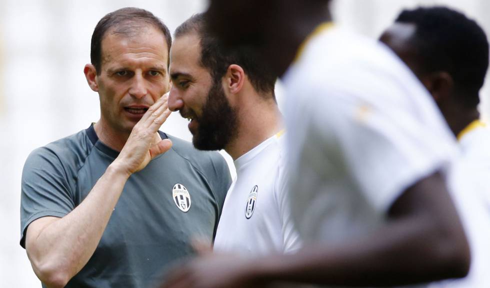 Allegri, técnico de la Juventus, se dirige a Higuaín durante una práctica.