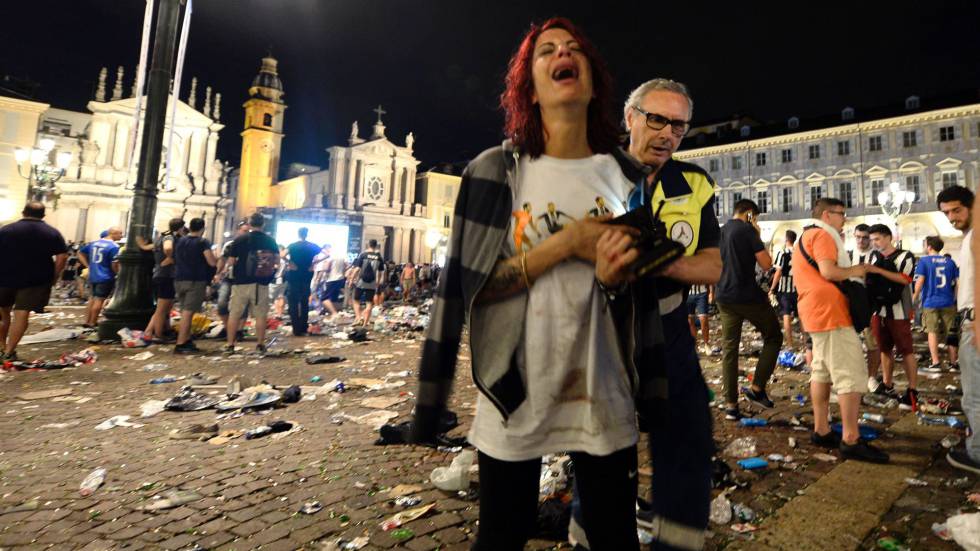 Una aficionada de la Juventus es evacuada de la Piazza San Carlos, en el centro de Turín.