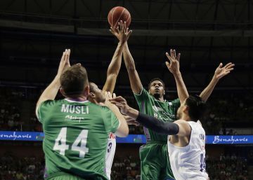 El Real Madrid supera a Unicaja en el Carpena y sella su pase a la final El Real Madrid supera a Unicaja en el Carpena y sella su pase a la final