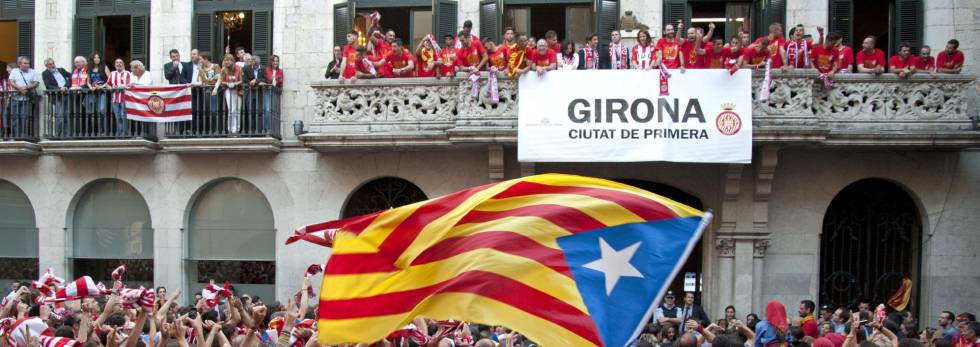 La afición festeja en la Plaça de Vi.