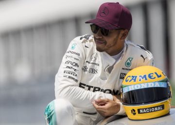 Hamilton se viste de Senna