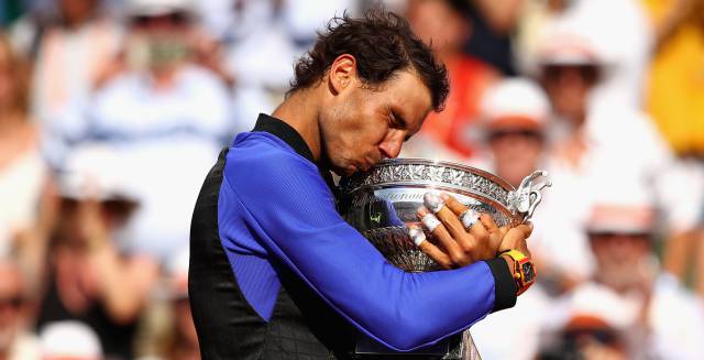 Nadal abraza el trofeo de campeón en Roland Garros.