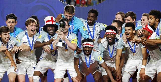 Los jugadores ingleses celebran la conquista del Mundial sub 20 al impornerse a Venezuela.