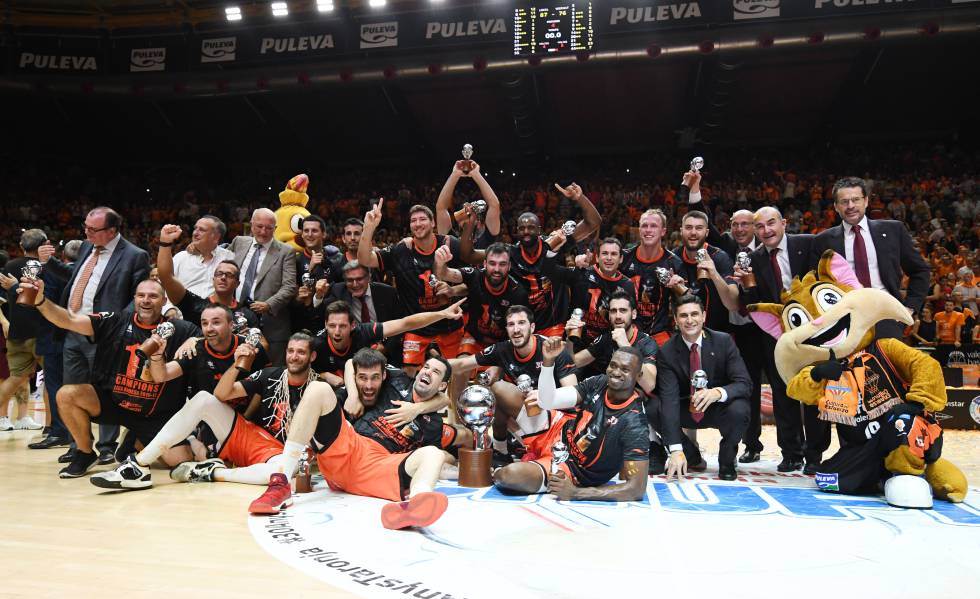 Los jugadores del Valencia celebran el título de Liga.