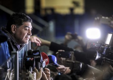 Maradona: “A Sampaoli le tirás la pelota y te la devuelve con la mano” Maradona: “A Sampaoli le tirás la pelota y te la devuelve con la mano”