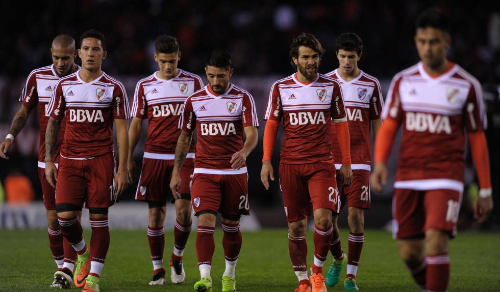 De izquierda a derecha: Maidana, Driussi, Martínez Quarta, Casco, Ponzio, Nacho Fernández y Pity Martínez.