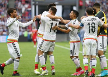 México vence 2-1 a Rusia y clasifica a las semifinales de la Confederaciones México vence 2-1 a Rusia y clasifica a las semifinales de la Confederaciones