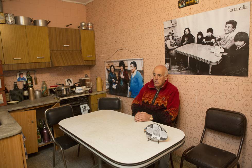 Alberto Pérez, quien compró la casa de Maradona para convertirla en un museo, en la cocina de la vivienda.