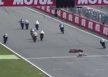 Un piloto de Moto3 se cae antes de la meta y cruza desde el suelo, pero es eliminado Un piloto de Moto3 se cae antes de la meta y cruza desde el suelo, pero es eliminado