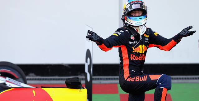 Ricciardo celebra su triunfo en Bakú.