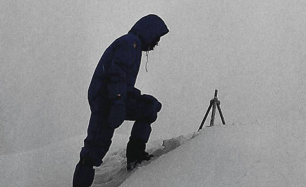 Messner, en 1980, junto al trípode abandonado en la cumbre del Everest.