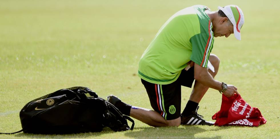Osorio durante un entrenamiento con México, en su tobillo derecho luce su bolígrafo azul
