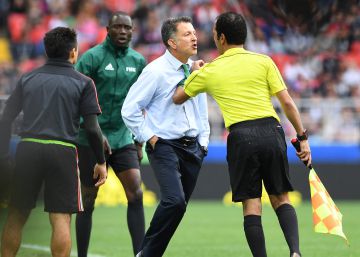 La FIFA castiga al seleccionador mexicano con seis partidos por insultar a los árbitros La FIFA castiga al seleccionador mexicano con seis partidos por insultar a los árbitros