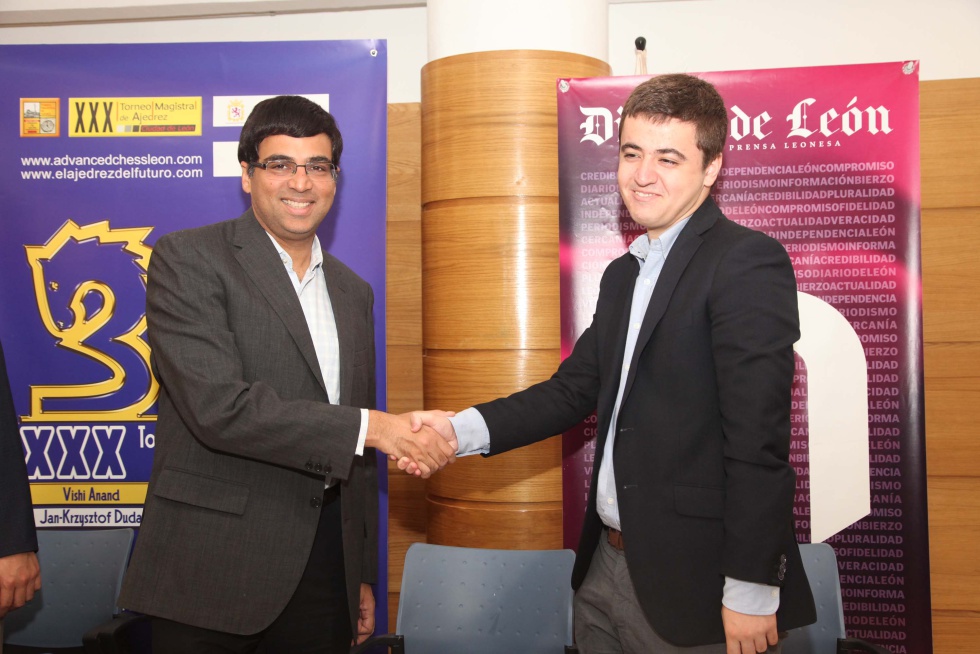 Viswanathan Anand y Jaime Santos se saludan durante el sorteo de emparejamientos, el jueves en León