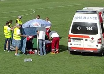 El jugador del Ajax Abdelhak Nouri se desmaya en mitad de un partido y es evacuado en helicóptero El jugador del Ajax Abdelhak Nouri se desmaya en mitad de un partido y es evacuado en helicóptero
