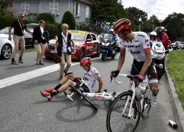 Contador, caído de nuevo, renuncia a dar batalla en los Pirineos